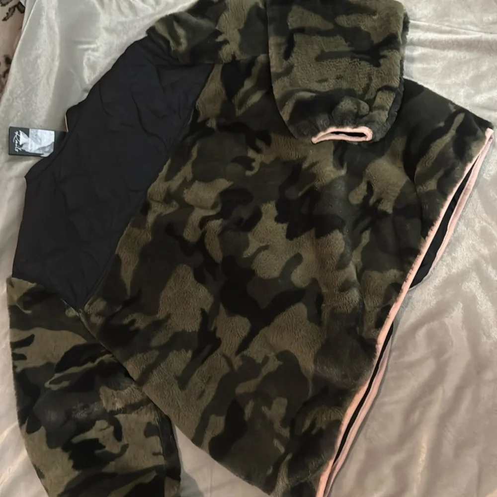 Rails Wesley Camo Quilted Fleece Women’s XL NWT 225$ - Picture 6 of 8